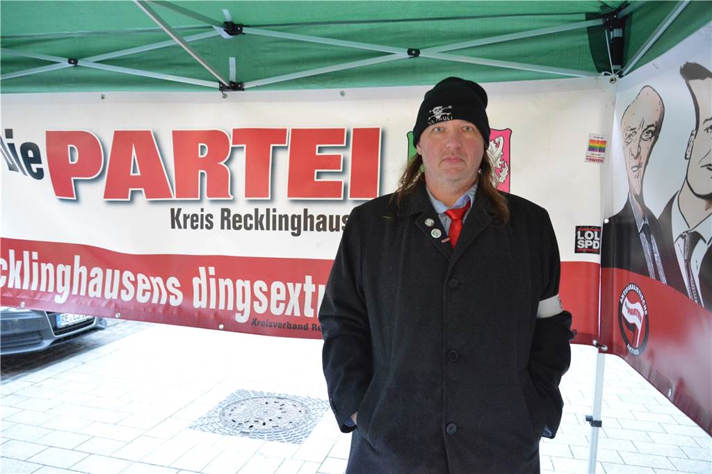 Mahnwache gegen Altersarmut: 50 Teilnehmer, viele Sorgen und ein Antisemitismus-Vorwurf Marcus Liedschulte, Sprecher von Die Partei, hatte die Gegendemonstration angemeldet.