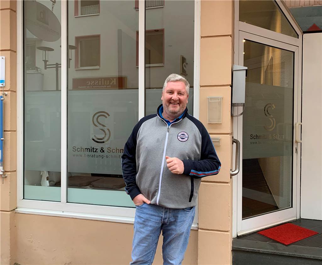 Marcus Maria Schmitz steht vor der Filiale seiner Personalberatung in der Münsterstraße in der Castroper Altstadt.