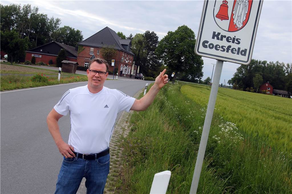 60 Kilometer entfernt: Westfleisch vermiest Simonsmeier das Geschäft Marcus Simonsmeier kann sich nur wundern: 100 Meter liegt sein Landgasthaus vom Kreis Unna entfernt. Dort dürfte er öffnen. Doch da er zum Kreis Coesfeld gehört, muss er noch sein Restaurant geschlossen halten.
