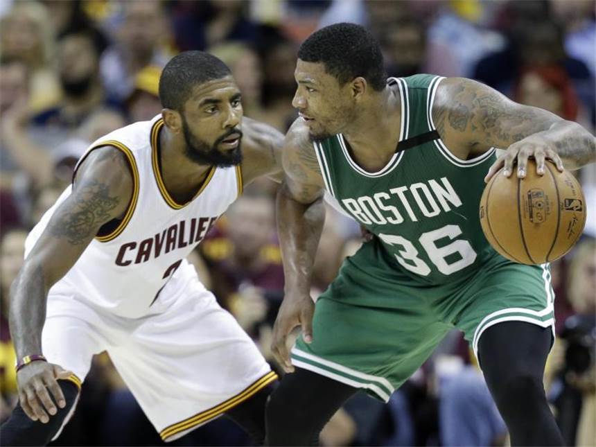 Boston sendet Lebenszeichen: Celtics verkürzen Serie Marcus Smart (r) war bei Bostons überraschendem Sieg in Cleveland überragend. Foto: Tony Dejak