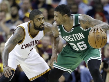 Marcus Smart (r) war bei Bostons überraschendem Sieg in Cleveland überragend. Foto: Tony Dejak