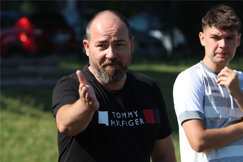 Taschke bittet zum ersten Training - komplette Castrop-Rauxeler „Fraktion“ ist da Marcus Wedemann, Sportlicher Leiter des VfB Waltrop, begrüßte die Spieler der ersten Mannschaft.