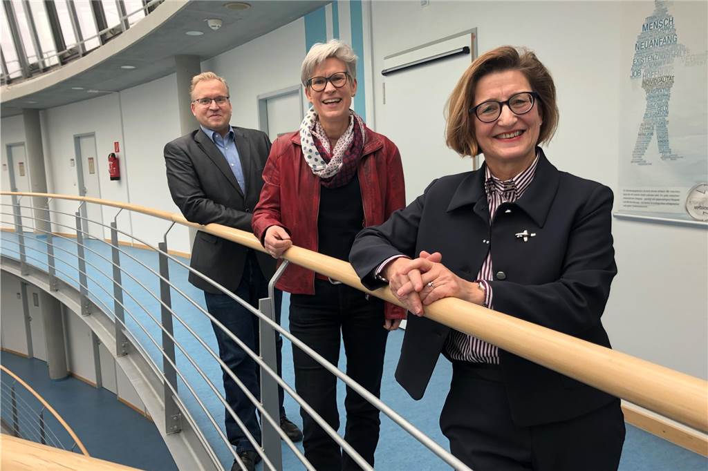 Neuer Jobcenter-Chef: „Kopfrechnen braucht es doch nicht unbedingt“ Marcus Weichert (l.) hat als Leiter des Jobcenters die Nachfolge von Dr. Regine Schmalhorst (Mitte) angetreten. Zusammen mit Heike Bettermann, der Geschäftsführerin der Arbeitsagentur, verantwortet er jetzt die Arbeitsverwaltung in Dortmund.
