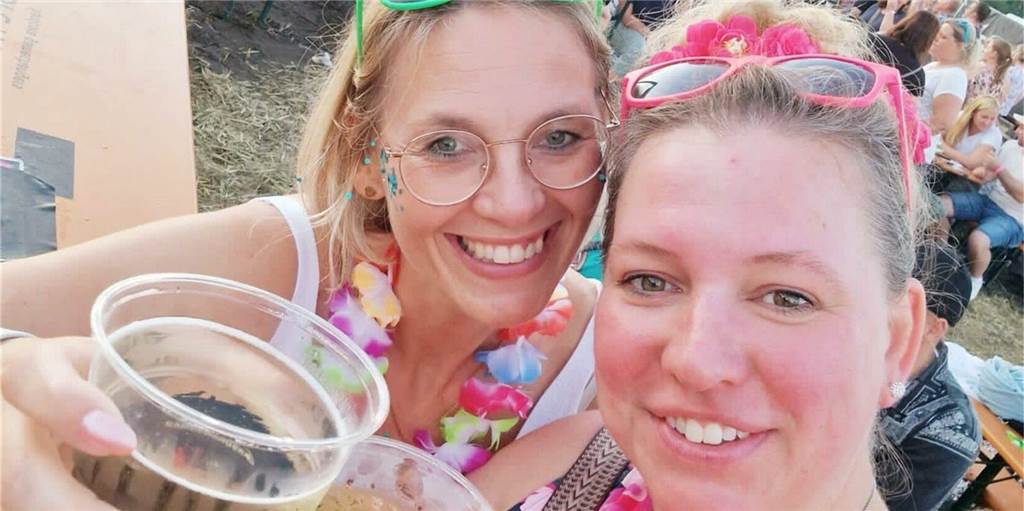Mareike Böcker (links) war mit Freunden 2023 bei Project Germany in Capelle. Nach der Absage für die Auflage 2024 in Südkirchen bemüht sie sich um ihr bereits bezahltes Geld.