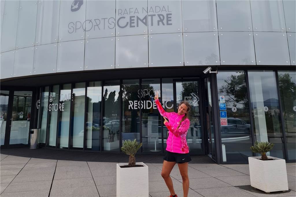 „Entspannt und freundlich“: Kamener Tennisspielerin trifft Rafael Nadal beim Training Mareike Müller trainierte wochenlang in der Akademie von Rafael Nadal.