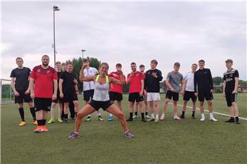 Mareike Müller (vorn) war jetzt beim Training der zweiten Fußballmannschaft des FC Overberge im Einsatz - für eine für Fußballer wohl ungewöhnliche Einheit.
