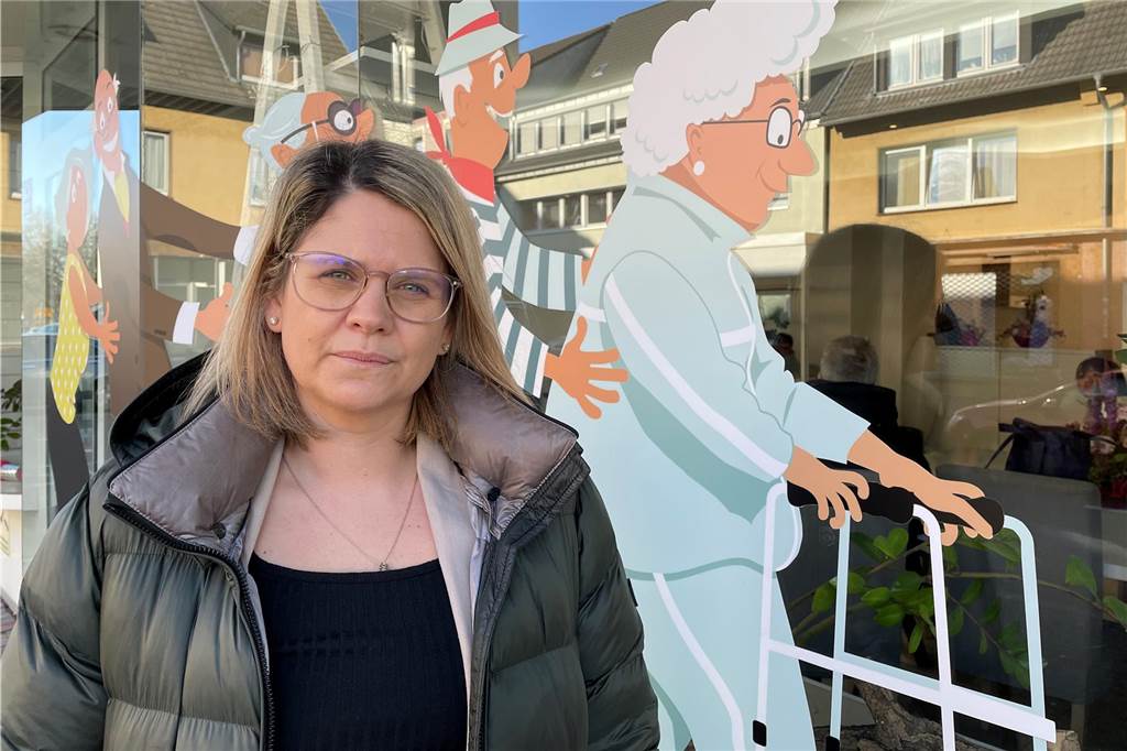 Mareike Richert vor der Schaufensterscheibe des Büros ihres Pflegenetzwerks in Westerfilde