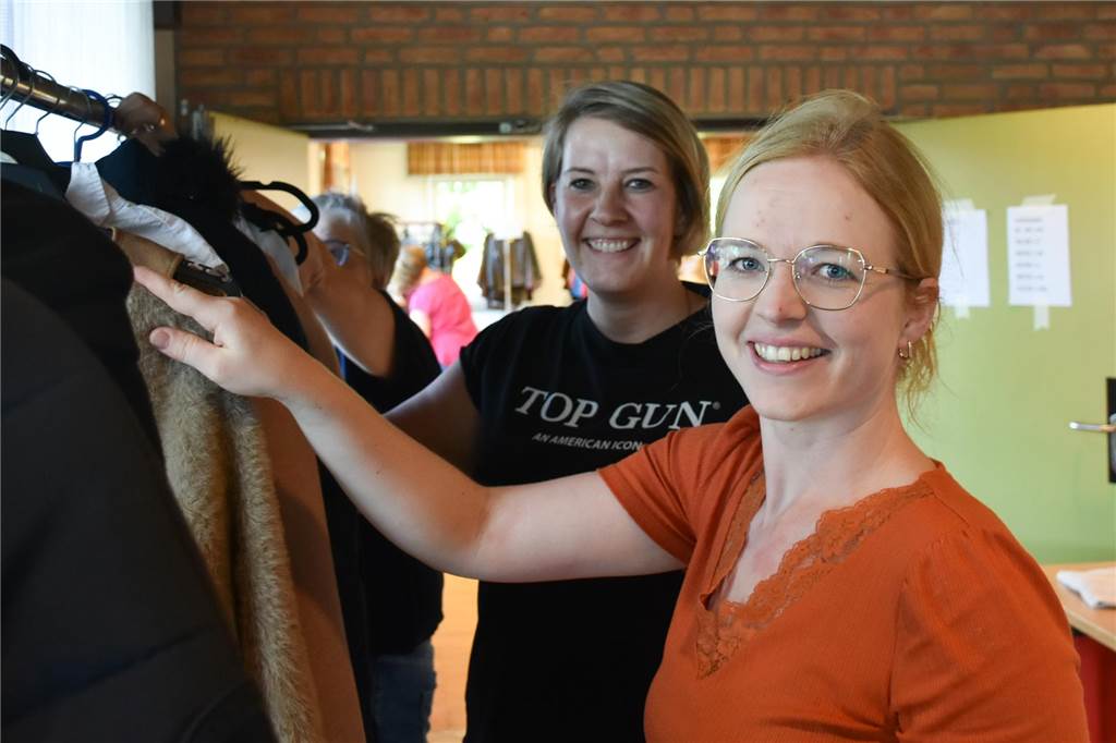 Falten, ordnen, beraten: Frauenkleiderbörse wirbt um Nachwuchs Maren und Anne mit Jacken