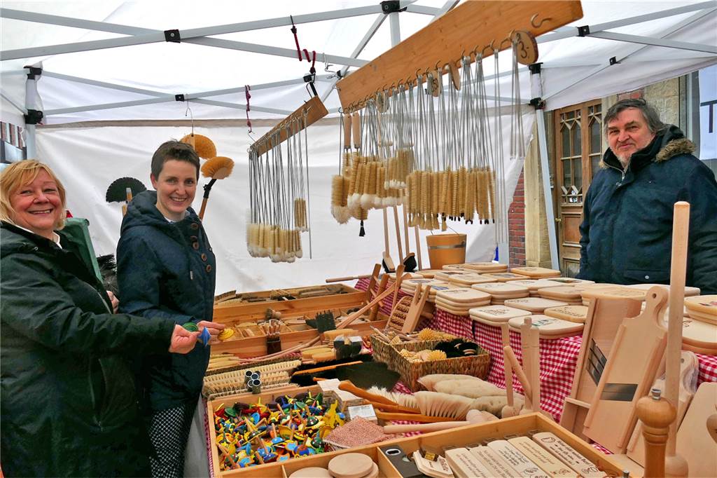 Verkaufsoffener Sonntag: Stadtlohn blüht auch im Regen Marena Konrad und Jenny Wintgens-Konrad stöberten im reichhaltigen Holzsortiment von Wilfried Ognirek.
