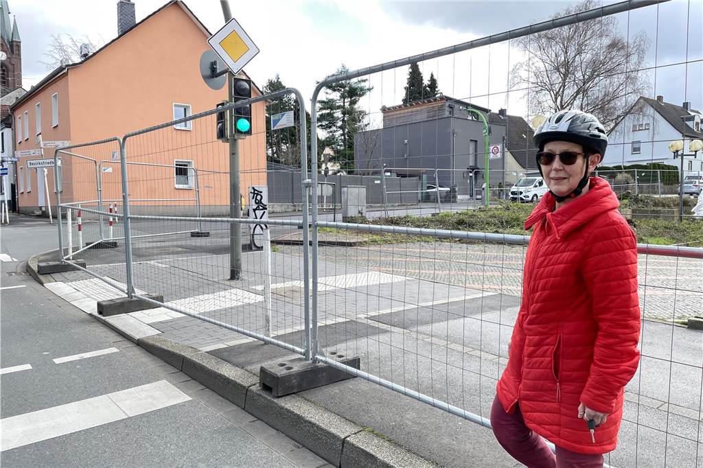 Gefahr an Aldi-Baustelle: Fußgänger-Ampel eingezäunt, Gehweg blockiert Margarete Konieczny kann es nicht fassen, dass die Fußgänger-Ampel an der Schulte-Heuthaus-Straße ersatzlos eingezäunt wurde.