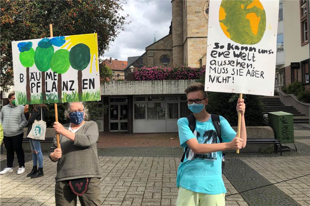 Wirbel um Linke und Sahra Wagenknecht: Uli Häpke wechselt nicht zum BSW Margita Gudjons mit Leon Habekost bei einer Demo in der Altstadt.