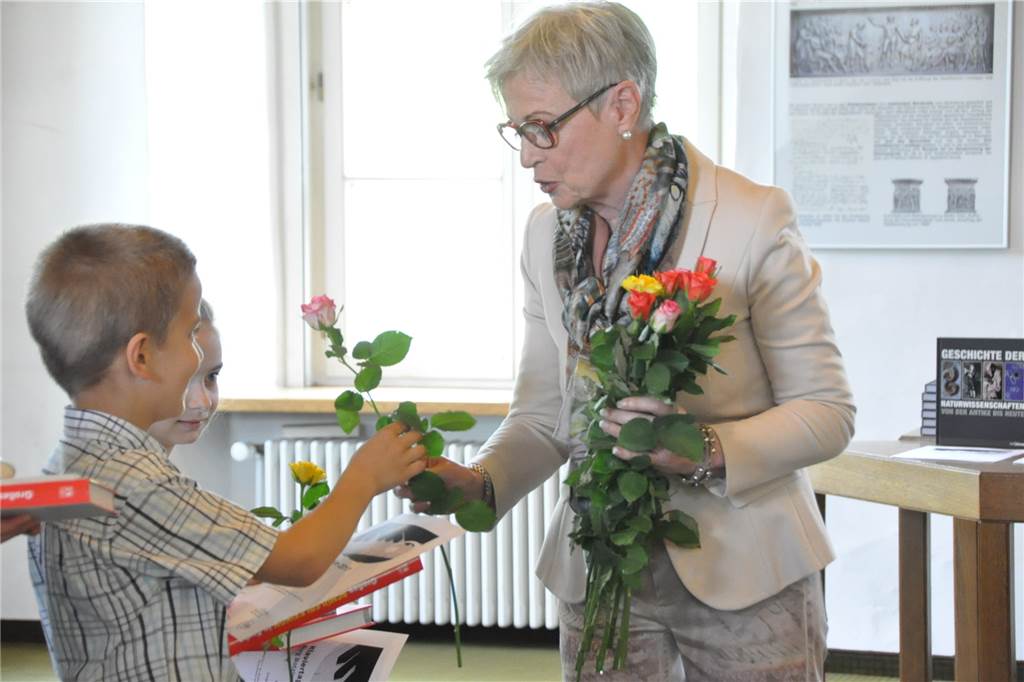 So geht die Musikschule Selm die Zukunft an Margot Berten vom Förderverein verteilt auch schon mal Blumen an die jungen Musiker.