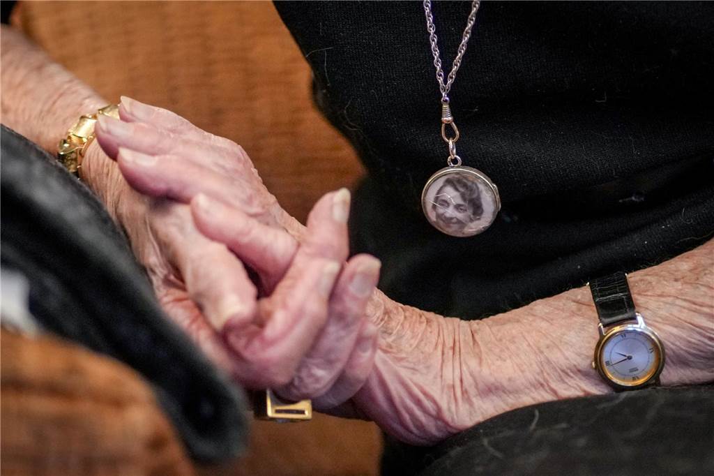 „Als ob es gestern wäre“: 80 Jahre nach Auschwitz - Margot Friedländer über ihre Mission Margot Friedländer, Holocaust-Überlebende, trägt ein Foto ihrer Mutter Auguste an einer Kette während eines Interviews mit Journalisten der Deutschen Presse-Agentur zum 80. Jahrestag der Auschwitz-Befreiung.