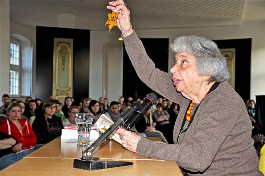 "Den Tag überleben" Margot Friedlander zeigt den Schülern des Lise-Meitner-Berufskollegs den sechszackigen Judenstern.