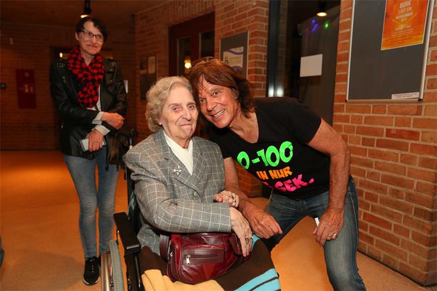 Wie Jürgen Drews eine Selmerin (88) überraschte Margot Schlothane hat Jürgen Drews backstage getroffen. Ihre Nichte Gabriele Südemann (l.) hat ihr das unvergessliche Erlebnis bereitet.