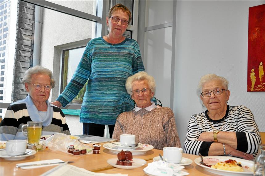 Margret Eimann (83), Agnes Brüning (62), Hermine Thesing (93) und Hildegard Voßbeck (85) stricken Socken und Schals für Leprakranke.