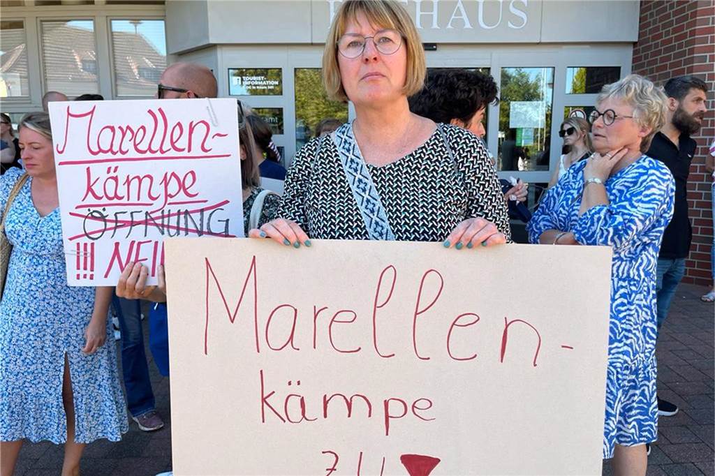 Verkehrsversuch: Anwohner der Marellenkämpe zählen 400 Falschfahrer Frau hält ein Schild auch. Auf dem steht in Rot: "Marellenkämpe zu!"