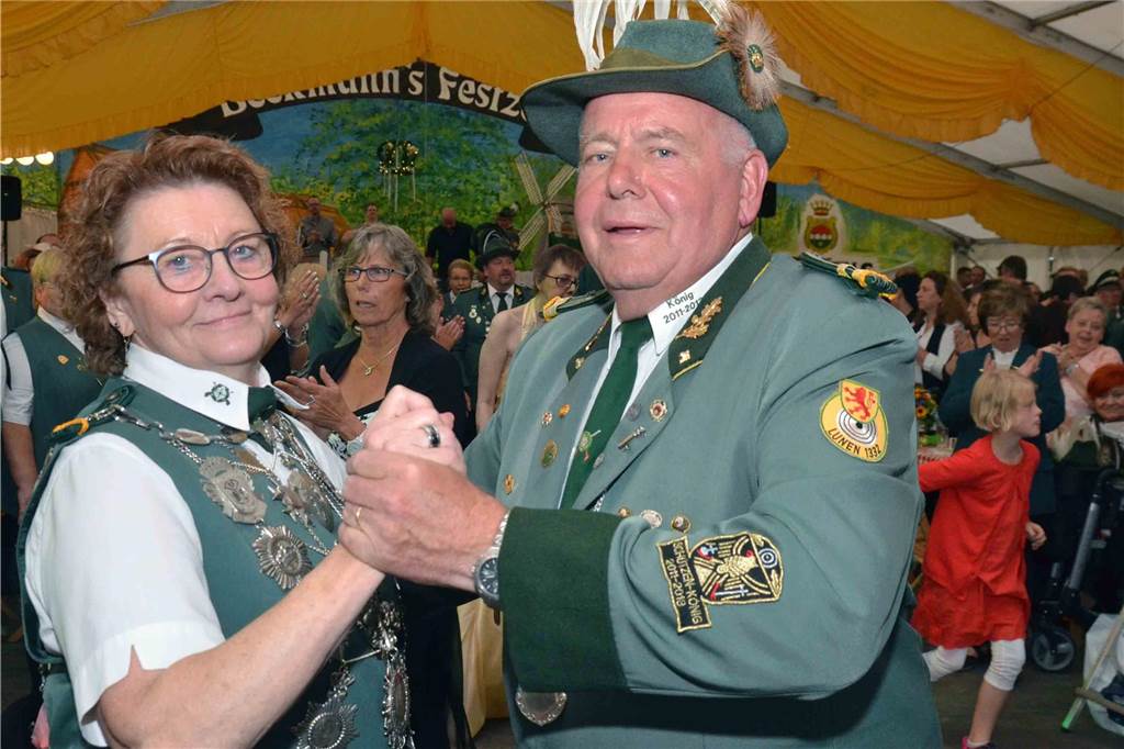 Lüner Schützenverein von 1332 feiert auf der Lünsche Mess Margret und Franz Schürk waren in den vergangenen vier Jahren das Königspaar des Schützenvereins von 1332.