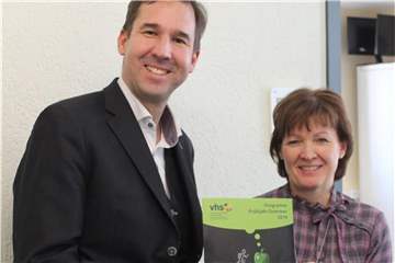 Maria Börtz (VHS Olfen) undVHS-Leiter Dr. Christoph Hantel freuen sich auf die vielen VHS-Angebote.