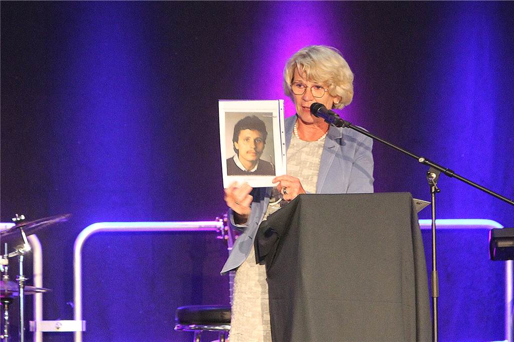 Jürgen Priggemeier verlässt nach 28 Jahren die Gesamtschule am Gänsewinkel Maria Büse-Dallmann brachte das Foto aus der Einstellungsakte von Jürgen Priggemeier mit zur Verabschiedung.