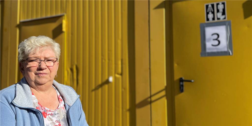 Dortmunder Quartier wird umgebaut: Maria Celner (79) soll im Container duschen Maria Celner, Bewohnerin der Thielenstraße in Huckarde, vor ihrem Ausweich-Badezimmer in einem Container.