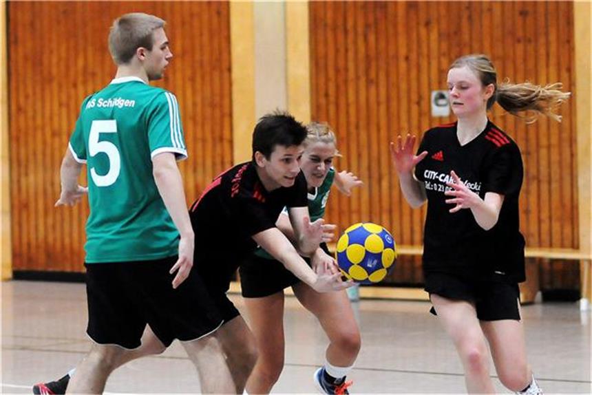 Kein Sieger im Topspiel zwischen Rauxel und Schwerin Maria Gurk (rechts), hier im Zusammenspiel mit Jan Rzisnik, gelangen für das Regionalliga-Schlusslicht HKC Albatros gegen den TuS Schildgen fünf Körbe.