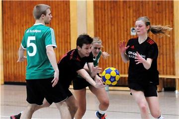 Maria Gurk (rechts), hier im Zusammenspiel mit Jan Rzisnik, gelangen für das Regionalliga-Schlusslicht HKC Albatros gegen den TuS Schildgen fünf Körbe.