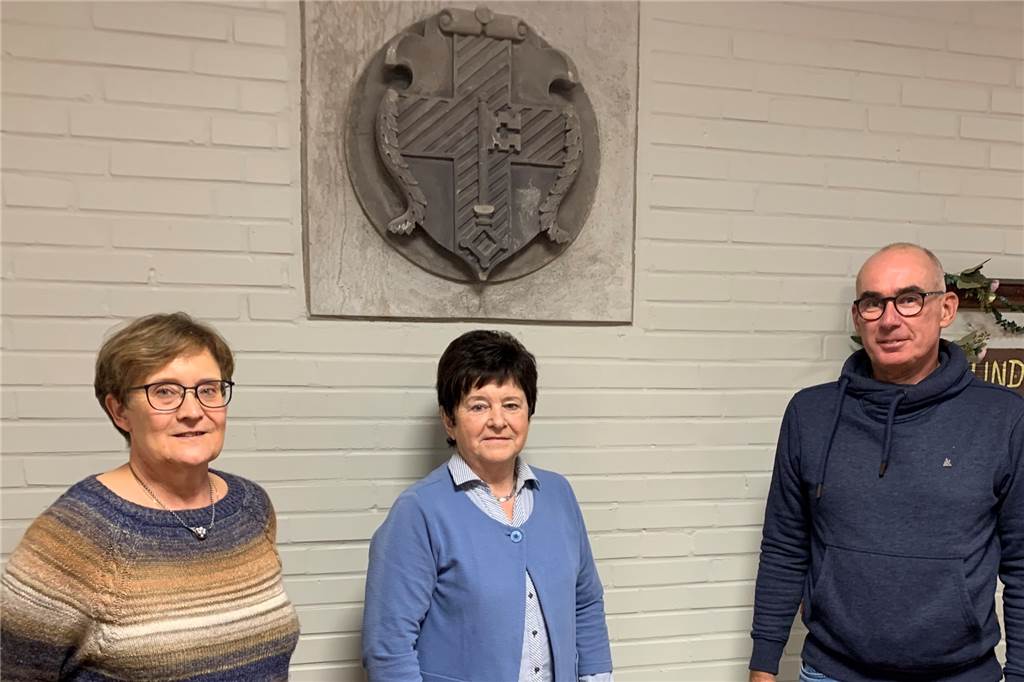 Maria Hoffs, Ingrid Winkel und Herbert Rentmeister unter dem Dorstener Stadtwappen, das jahrzehntelang am Voßkamp das Schulgebäude schmückte und jetzt im Forum der neuen Agatha-Schule am Voßkamp einen Platz gefunden hat.
