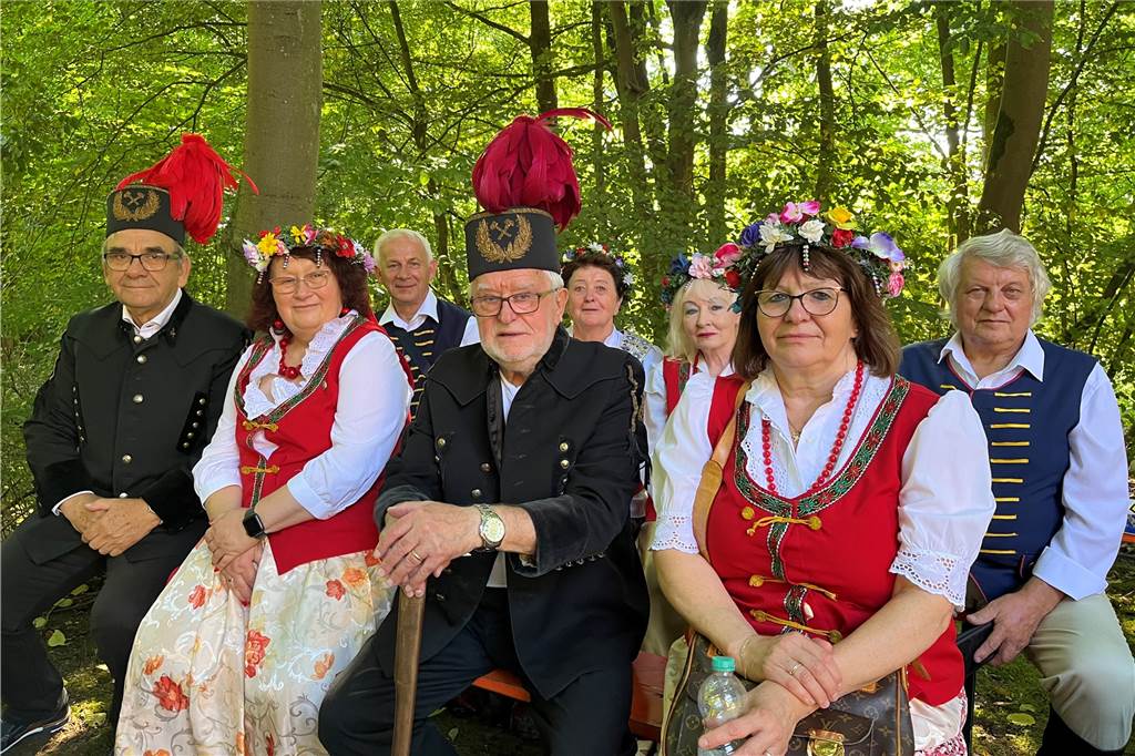 „Donnerwetter, richtig gut besucht!“ - Hunderte Pilger ziehen durch Haltern Maria Hora (r.) ist mit der Landsmannschaft der Oberschlesier aus Kassel angereist. Besonders stolz sind die Mitglieder auf ihre traditionellen Trachten.