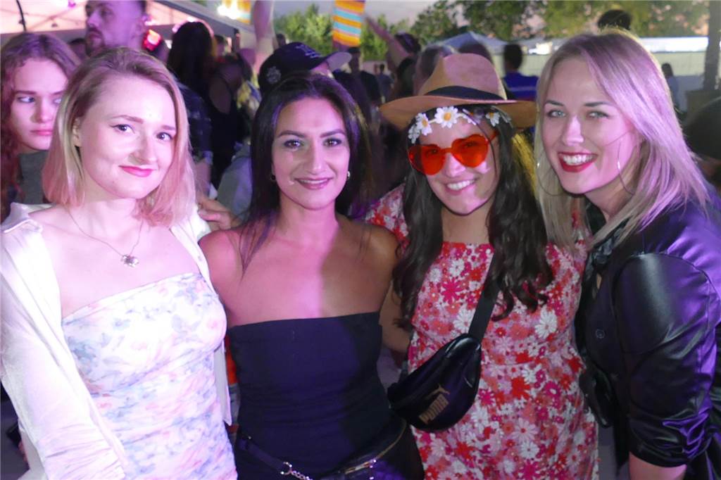 Maria, Jana, Valeriana und Vanessa ließen sich von der Partystimmung mitreißen.