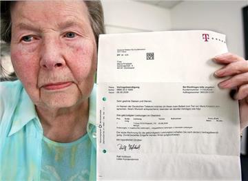 Maria Knepper mit dem Schreiben der Telekom.