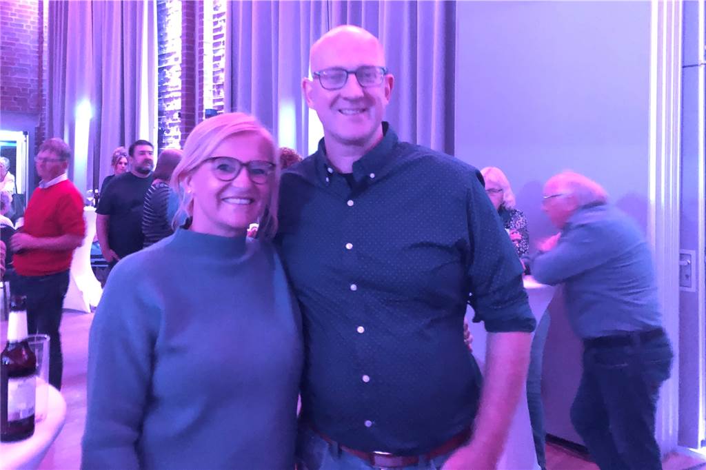 Still Collins begeistern die Zuschauer beim ersten Konzert in Olfen Maria Kolve-Wilde und Thomas Naber aus Lüdinghausen genießen ebenfalls den Abend.