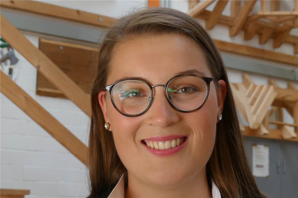 Zimmerer haben ihre Abschlusszeugnisse erhalten Maria Ostendorf wurde als Prüfungsbeste ausgezeichnet.