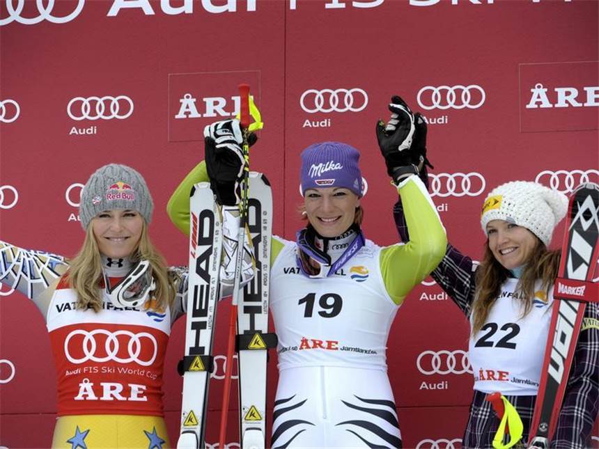 Super-G-Sieg krönt Rieschs «Wahnsinns-Wochenende» Maria Riesch (M) lässt sich in Are feiern. Lindsey Vonn (l) und Julia Mancuso haben das Nachsehen.
