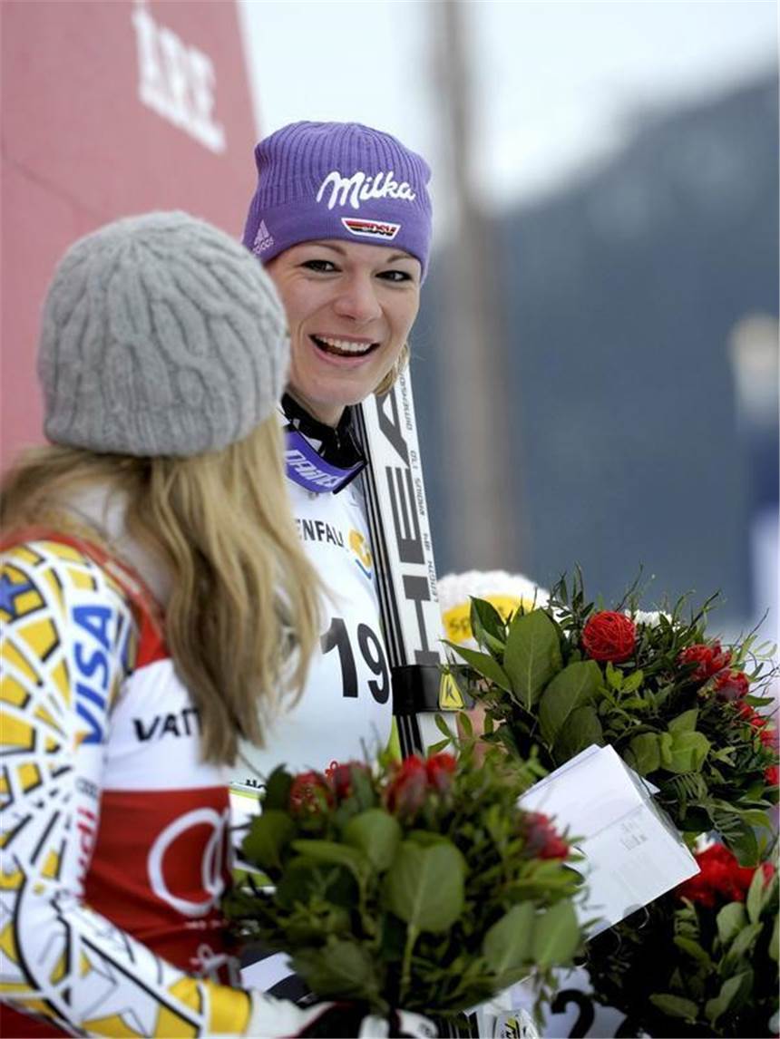 Super-G-Sieg krönt Rieschs «Wahnsinns-Wochenende» Maria Riesch (r) steht bei der Siegerehrung ein Treppchen höher als Lindsey Vonn.