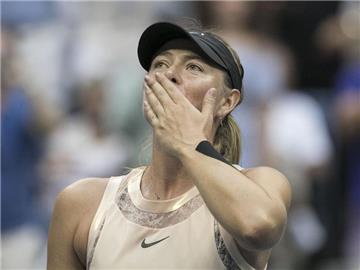 Maria Scharapowa bedankte sich nach ihrem Match bei den Fans. Foto: Javier Rojas