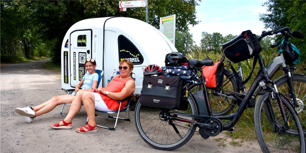 Berkelbedbox: Oma und Enkelin sind von Fahrrad-Wohnwagen begeistert Maria Schüring aus Gescher und ihre Enkelin Rosalie Brörken (11) haben sich mit der Berkelbedbox auf den Weg entlang der Berkel gemacht. "Ausgerechnet in den heißesten Tagen des Jahres", sagt Maria Schüring lachend. Trotzdem haben Großmutter und Enkelin viel Spaß mit ihrem kleinen Abenteuer.