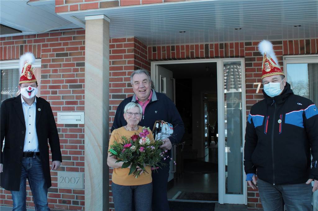 Ottenstein Festo: So geht Karneval in Corona-Zeiten Maria und Bernd Schnell waren ganz überrascht von der Aktion.
