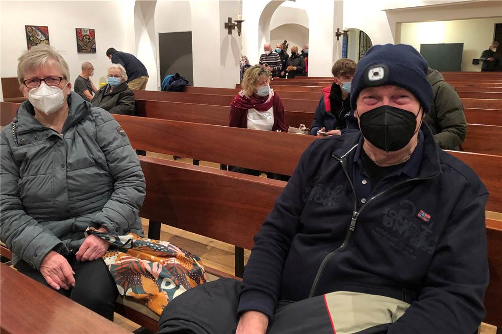 Halterner Hausarzt impft in der Kirche - Patienten sind glücklich Maria und Hans Quinkenstein hatten Corona, sie waren dankbar für die Möglichkeit, sich jetzt unkompliziert boostern lassen zu können.