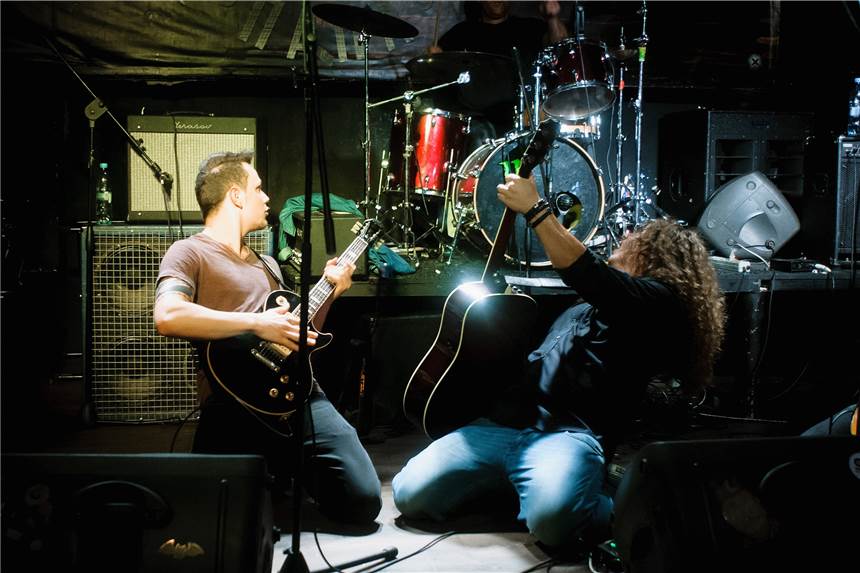 Live aus der „Schänke“: Marian Kuprat setzt „Thekenkonzerte“ fort Marian Kuprat (r.) und seine Band waren schon auf Tournee in Russland, haben in St. Petersburg und Welikij Nowgorod gespielt.