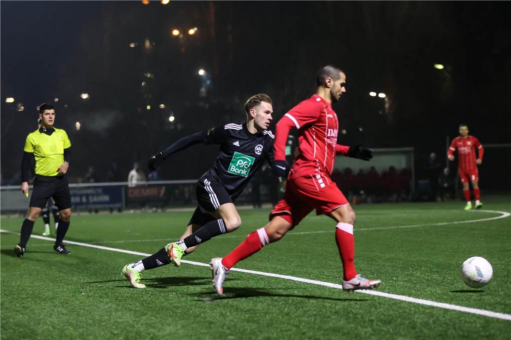 Wegen Beleidigungen: Dortmunder Fußballer erheben Vorwürfe gegen Schiedsrichter : Der wehrt sich Marian Zabell (l.) leitete als Unparteiischer die Partie zwischen Türkspor Dortmund und dem ASC 09 Dortmund.