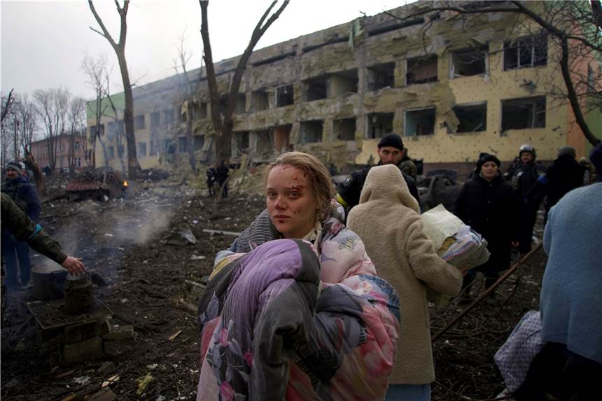 Die Hölle von Mariupol: So katastrophal ist die Lage in der einst stolzen Hafenmetropole Mariana Vishegirskaya steht vor einem durch Beschuss beschädigten Entbindungskrankenhaus. Vishegirskaya überlebte den Beschuss und brachte später in einem anderen Krankenhaus in Mariupol ein Mädchen zur Welt.
