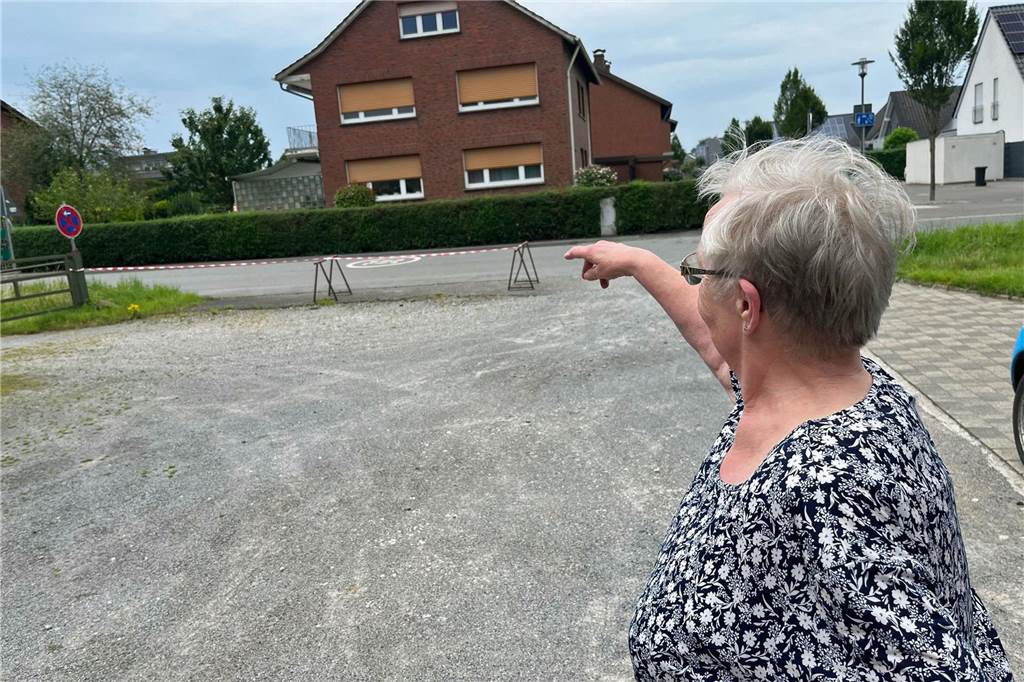 Blitzschaden an der Bellingheide: 80-Jährige lobt Freiwillige Feuerwehr Marianne Behrens zeigt auf das Haus (ganz im Hintergrund), in das der Blitz gefahren ist. Bei sich zuhause konnte sie die Auswirkungen noch spüren.