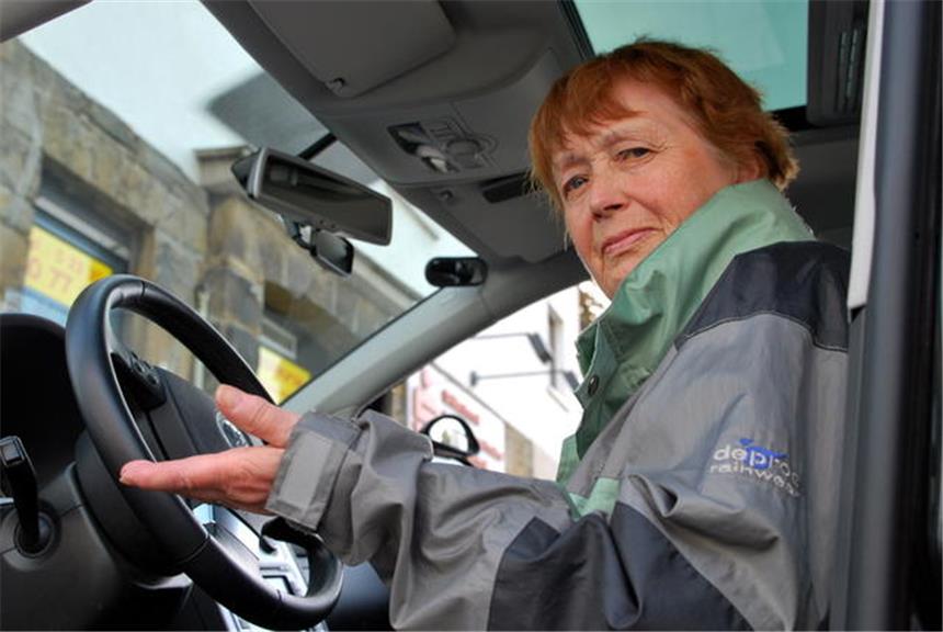 Seniorin trennt sich von nagelneuem Auto Marianne Stäbner ist verzweifelt: Auch im Fahrschul-Wagen hat sie Probleme sich im Straßenverkehr zurecht zu finden.