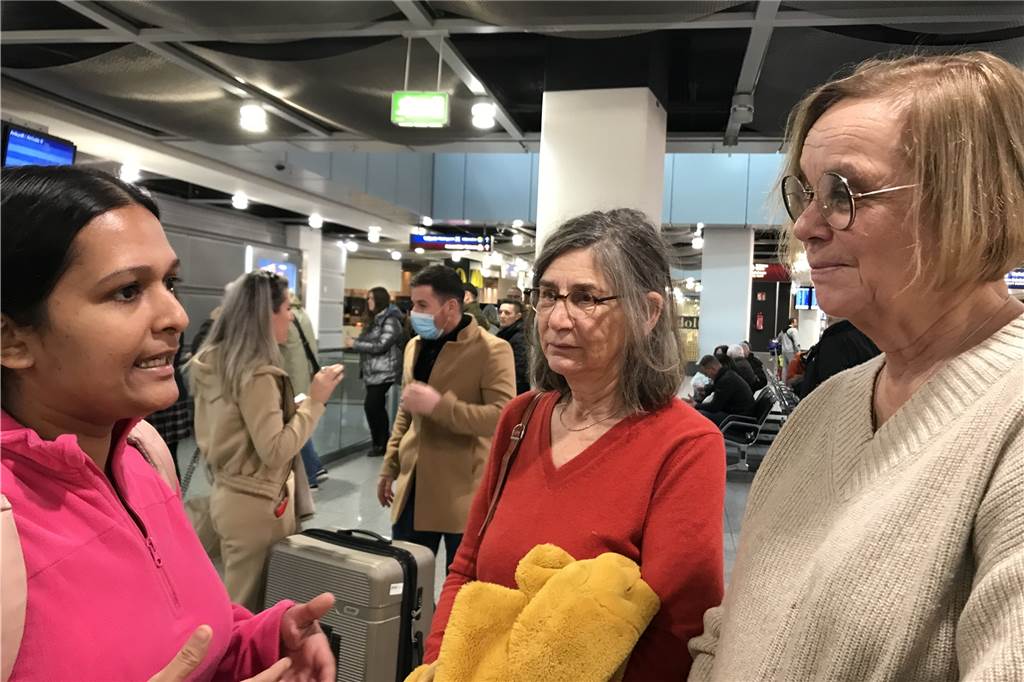 Tränen im Flughafen-Terminal: Große Freude bei Rückkehr aus Bangladesch Marianne Versin-Wenzler (M.) und Sigrid Reihs mit Arninas Mama Iffat