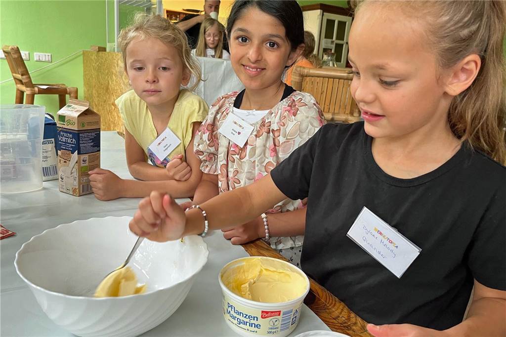 Marie (7, v. l.), Ariana (9) und Dylane (7) haben sich heute fürs Backen gemeldet.