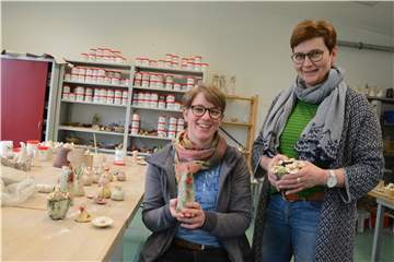 Marie-Christin Althoff (l.) machte an der St. Felicitas-Schule ihre Ausbildung zur Floristin. Hille Höltermann betreut sie dabei.
