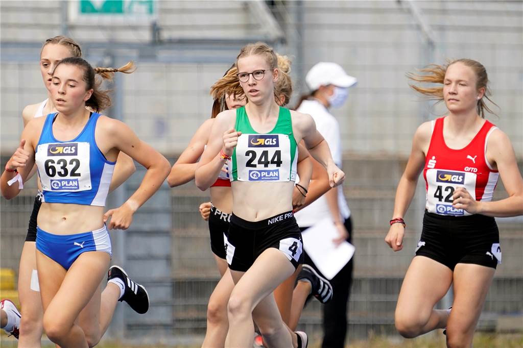 Immer mehr Wechsel: Warum gehen so viele Sportler nach Dortmund? Marie Gövert (grünes Trikot) schaffte es bei den diesjährigen Deutschen Jugendmeisterschaft über die 1500 Meter bis ins Finale und am Ende auf Platz 12.