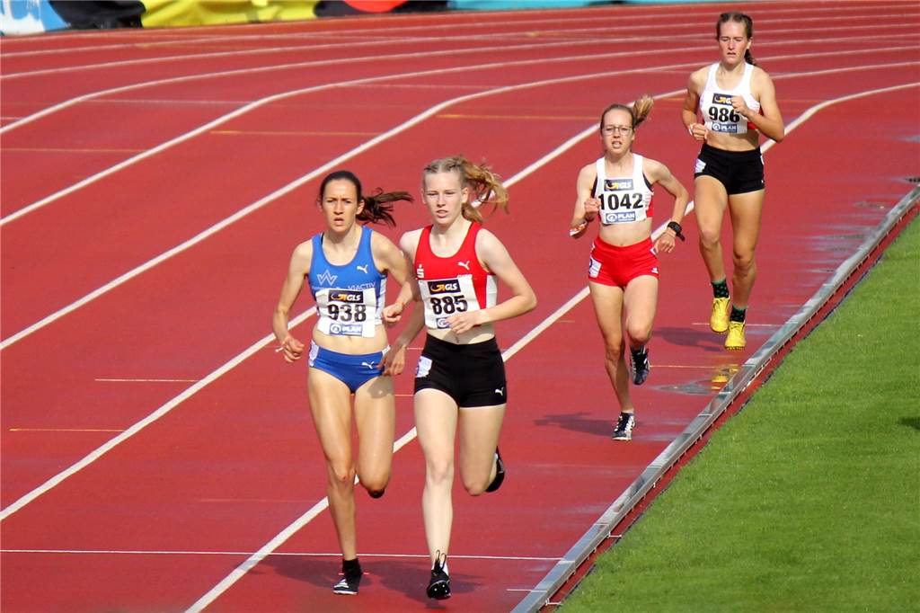 Silber bei der U18 DM ist der überragende Erfolg für Ida Lefering - auch Marie Gövert zufrieden Marie Gövert (in Rot) zeigte einen tollen Lauf und wurde Siebte.