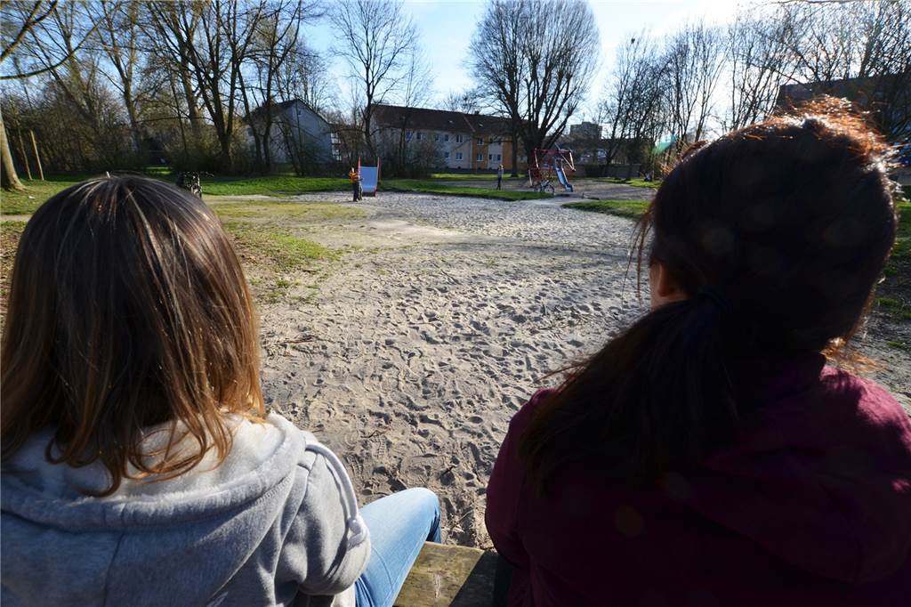 Gesperrte Spielplätze in Dortmund: Eltern sind genervt, die meisten haben aber Verständnis Marie-Kristin und Laura schauen ihren Kindern beim Spielen am Netter Hallenbad zu - vorerst das letzte Mal. Aber sie haben Ideen für die kommenden Tage.